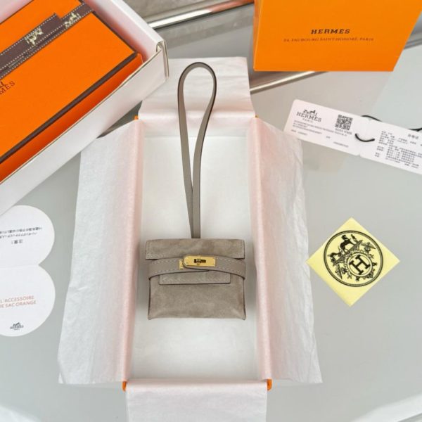 replica,repliche,fake,1:1,earrings,bracelet,ring,jewelry Ciondolo Hermes Kelly in pelle scamosciata per auricolari, ciondolo HERMES Kellfestival, realizzato a mano con cuciture (7Q6SDY).