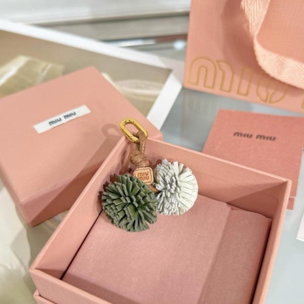 replica,repliche,fake,1:1,earrings,bracelet,ring,jewelry Ciondolo a forma di fiore MIUMIU per borsa (HIUXWK)