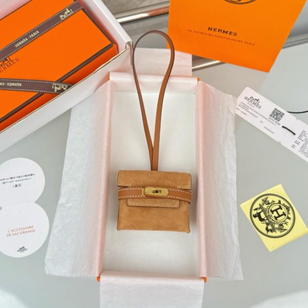 replica,repliche,fake,1:1,earrings,bracelet,ring,jewelry Nuovo charm per auricolari Kelly in pelle scamosciata di Hermès, un accessorio realizzato a mano e cucito a mano (ZBM2DK).