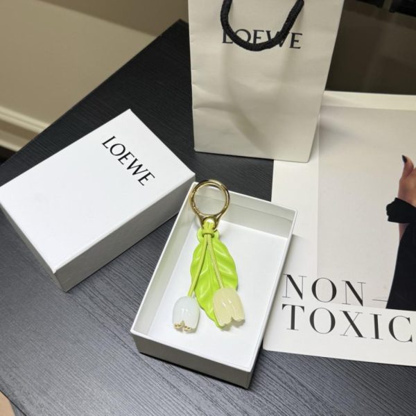 replica,repliche,fake,1:1,earrings,bracelet,ring,jewelry Ciondolo ornamentale Loewe a forma di mughetto, verde (H2V6AD)
